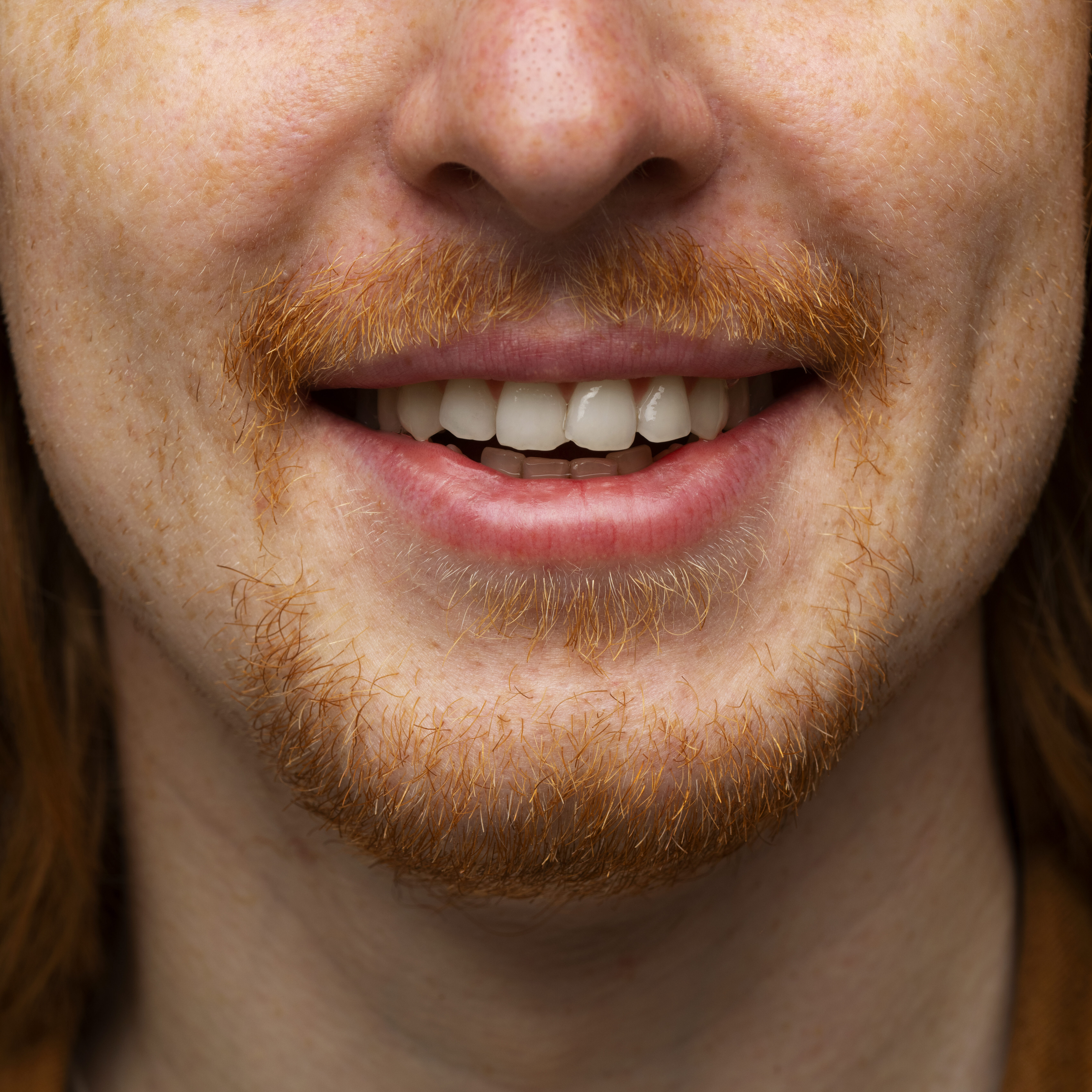 guapo-y-sensible-pelirrojo-hombre-sonriendo